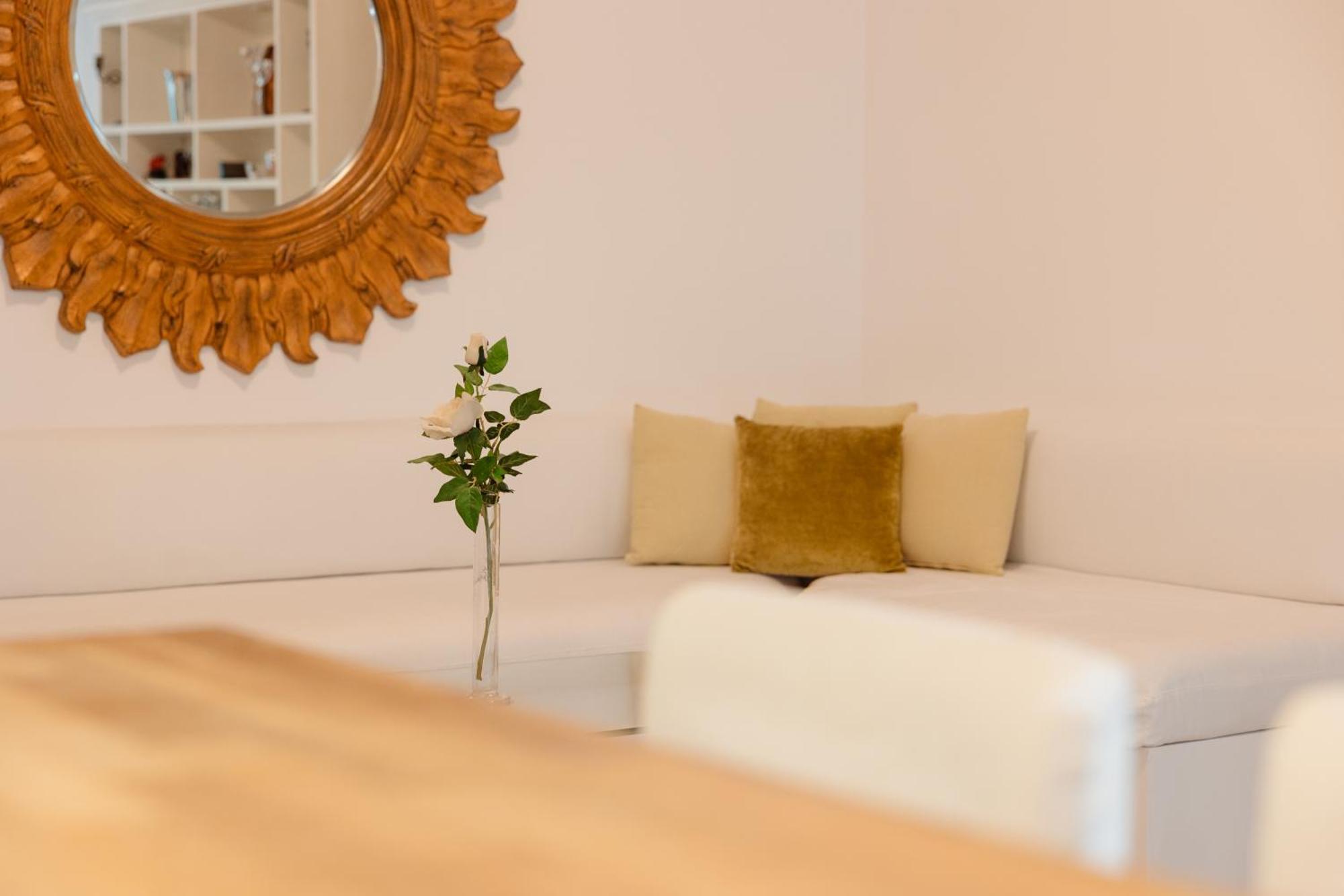 Ground Floor Holiday Apartment With Terrace And Pool In Puerto Banus, มาร์เบยา ภายนอก รูปภาพ