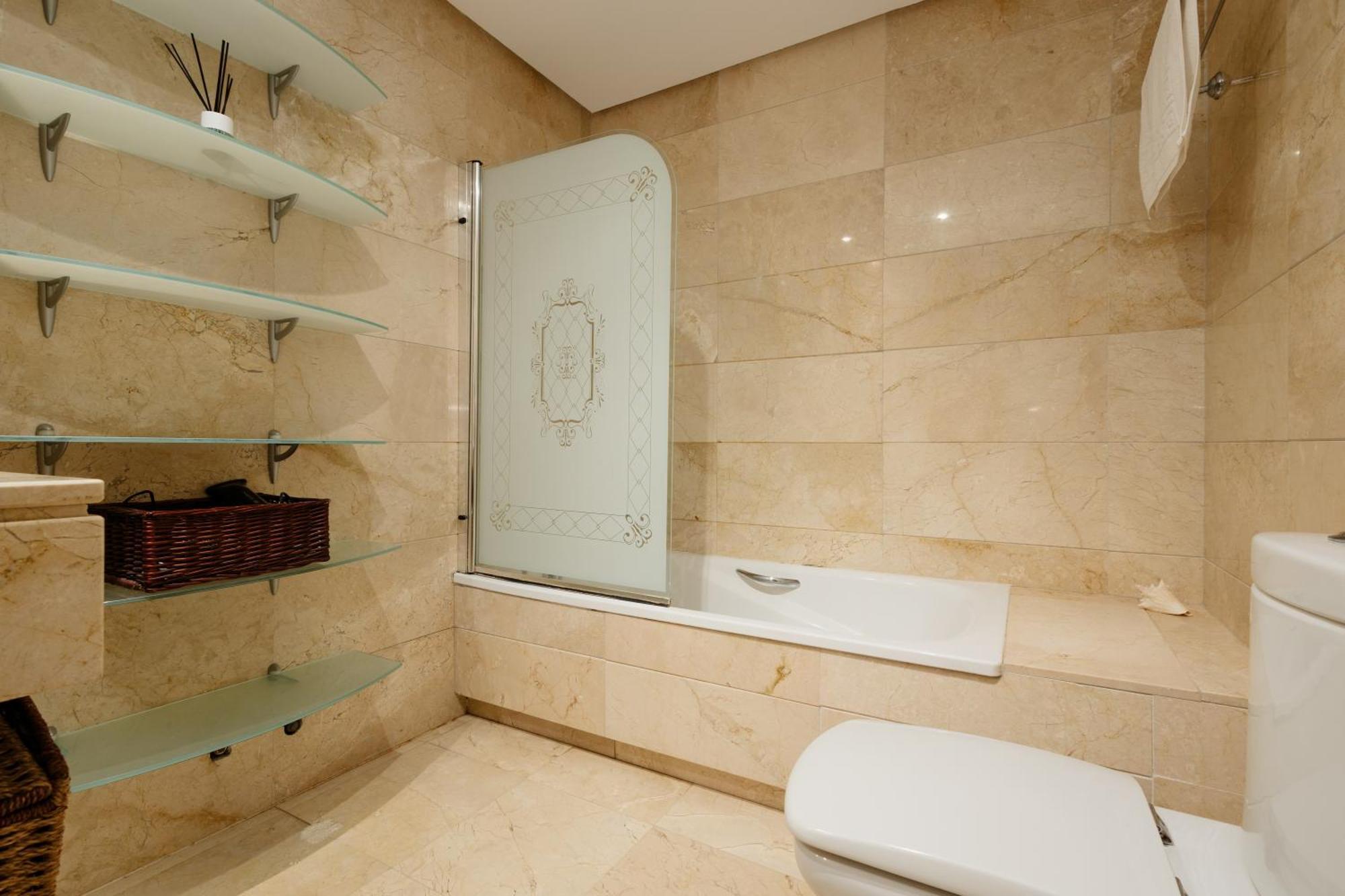 Ground Floor Holiday Apartment With Terrace And Pool In Puerto Banus, มาร์เบยา ภายนอก รูปภาพ