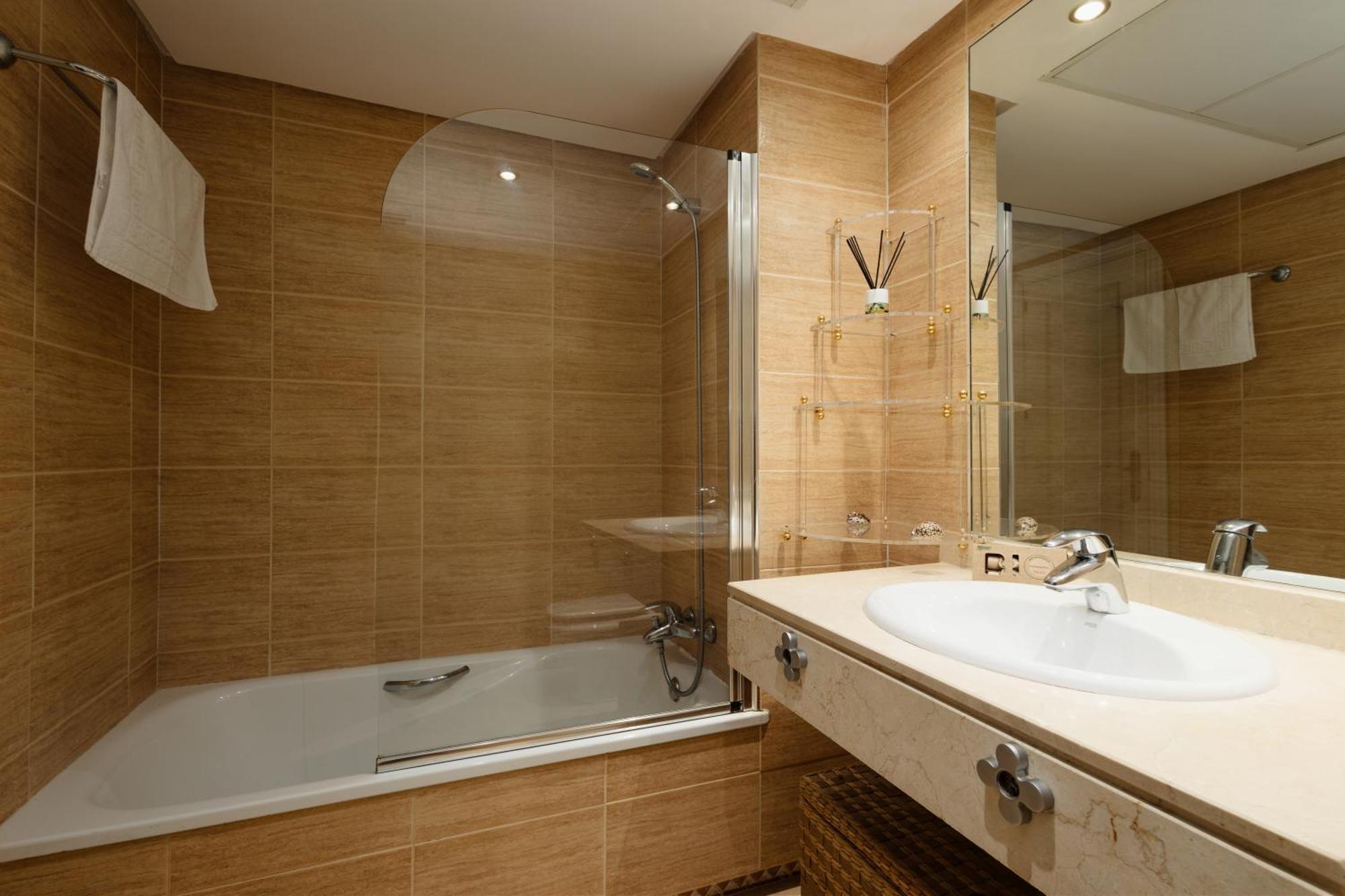 Ground Floor Holiday Apartment With Terrace And Pool In Puerto Banus, มาร์เบยา ภายนอก รูปภาพ