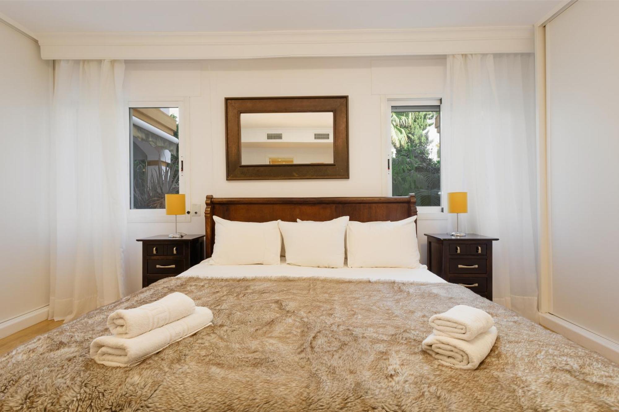 Ground Floor Holiday Apartment With Terrace And Pool In Puerto Banus, มาร์เบยา ภายนอก รูปภาพ