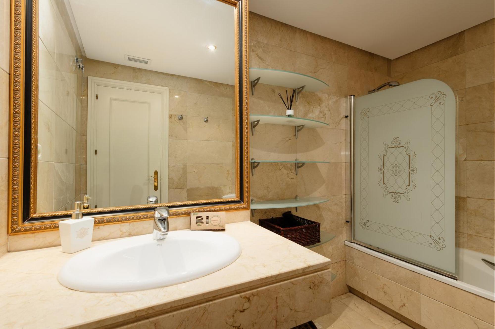 Ground Floor Holiday Apartment With Terrace And Pool In Puerto Banus, มาร์เบยา ภายนอก รูปภาพ
