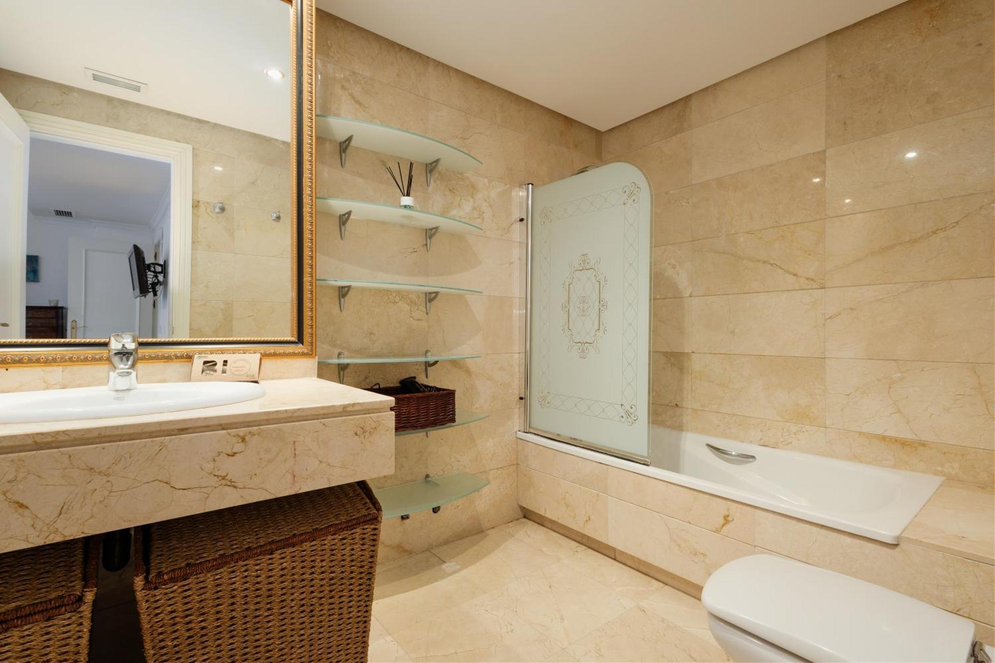 Ground Floor Holiday Apartment With Terrace And Pool In Puerto Banus, มาร์เบยา ภายนอก รูปภาพ
