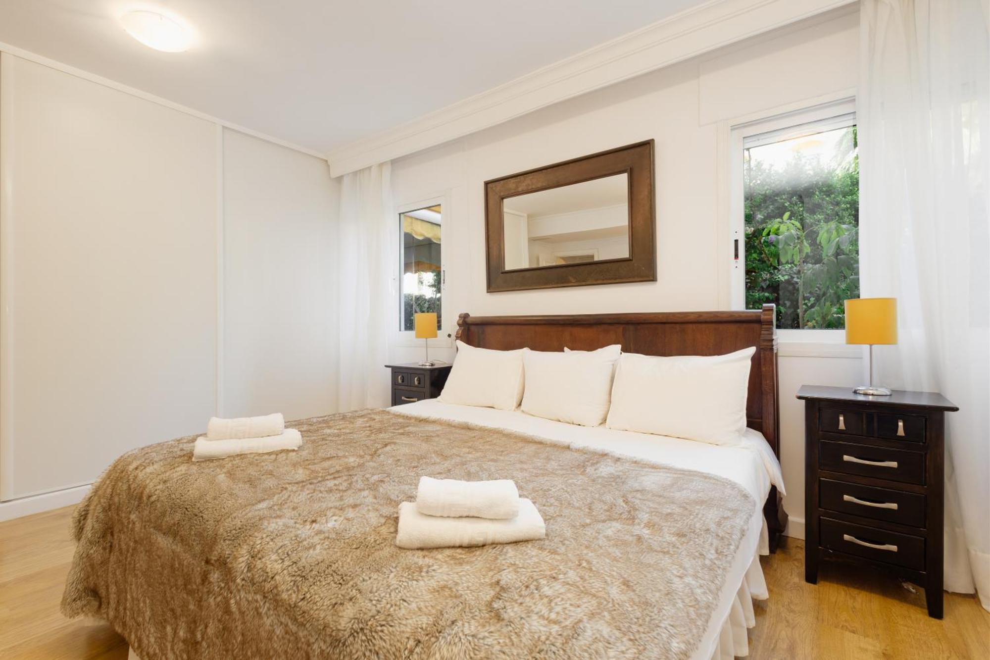 Ground Floor Holiday Apartment With Terrace And Pool In Puerto Banus, มาร์เบยา ภายนอก รูปภาพ