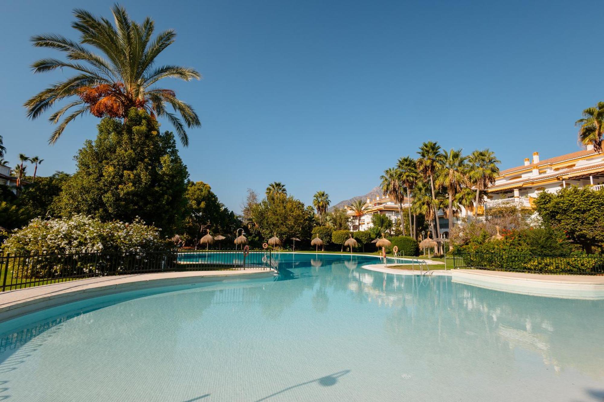 Ground Floor Holiday Apartment With Terrace And Pool In Puerto Banus, มาร์เบยา ภายนอก รูปภาพ