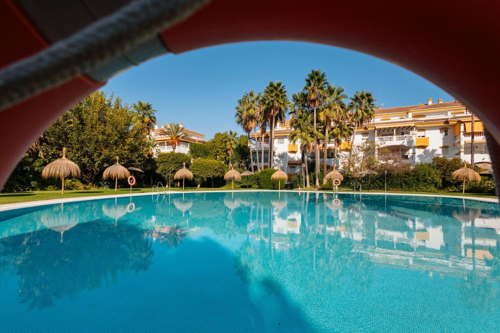 Ground Floor Holiday Apartment With Terrace And Pool In Puerto Banus, มาร์เบยา ภายนอก รูปภาพ